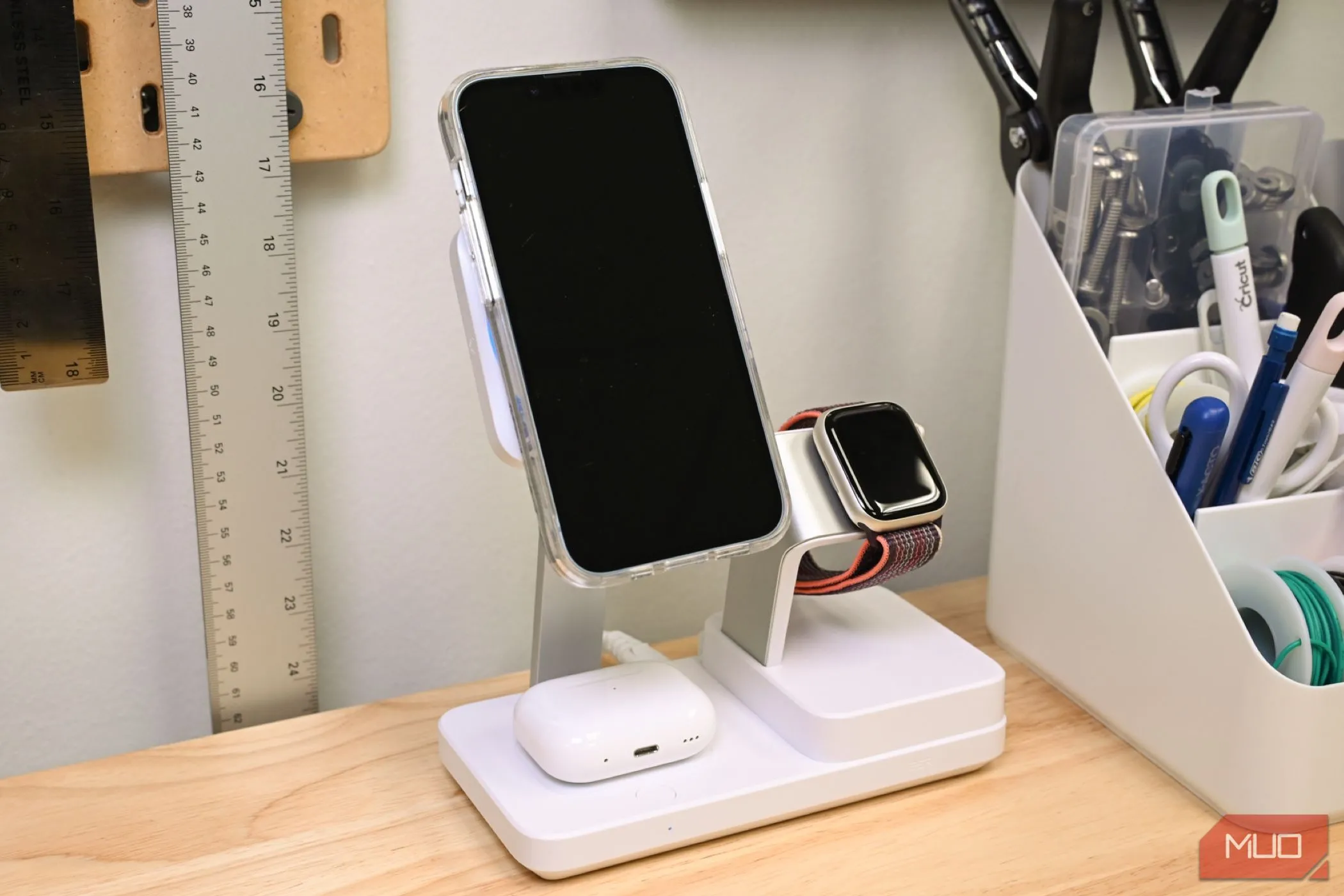 iPhone và các thiết bị Apple đang sạc trên đế sạc không dây MagSafe
