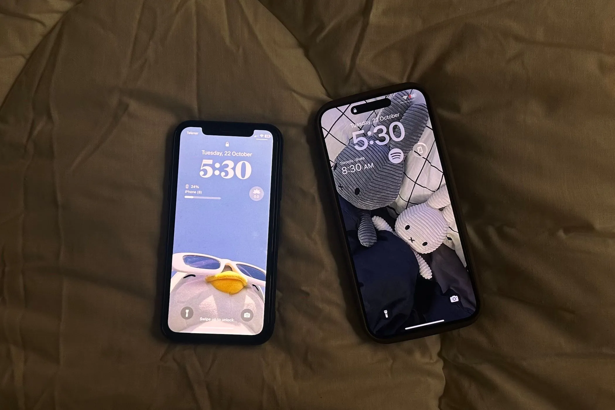 iPhone X và iPhone 15 Pro Max đặt cạnh nhau trên mặt phẳng, minh họa sự khác biệt về kích thước giữa các thế hệ điện thoại thông minh