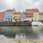 Kênh đào Nyhavn và những ngôi nhà đầy màu sắc dưới bầu trời âm u ở Copenhagen