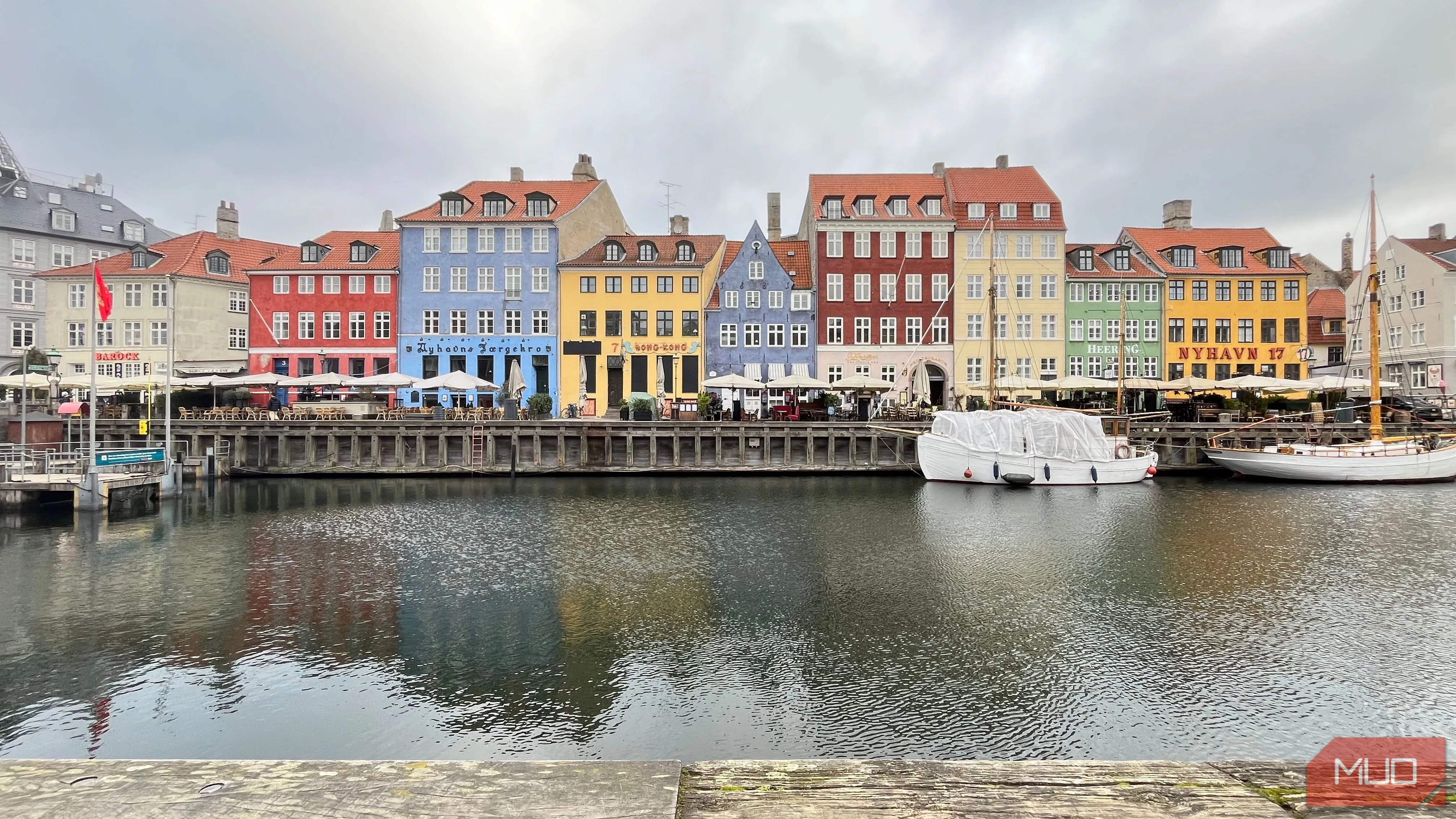 Kênh đào Nyhavn và những ngôi nhà đầy màu sắc dưới bầu trời âm u ở Copenhagen