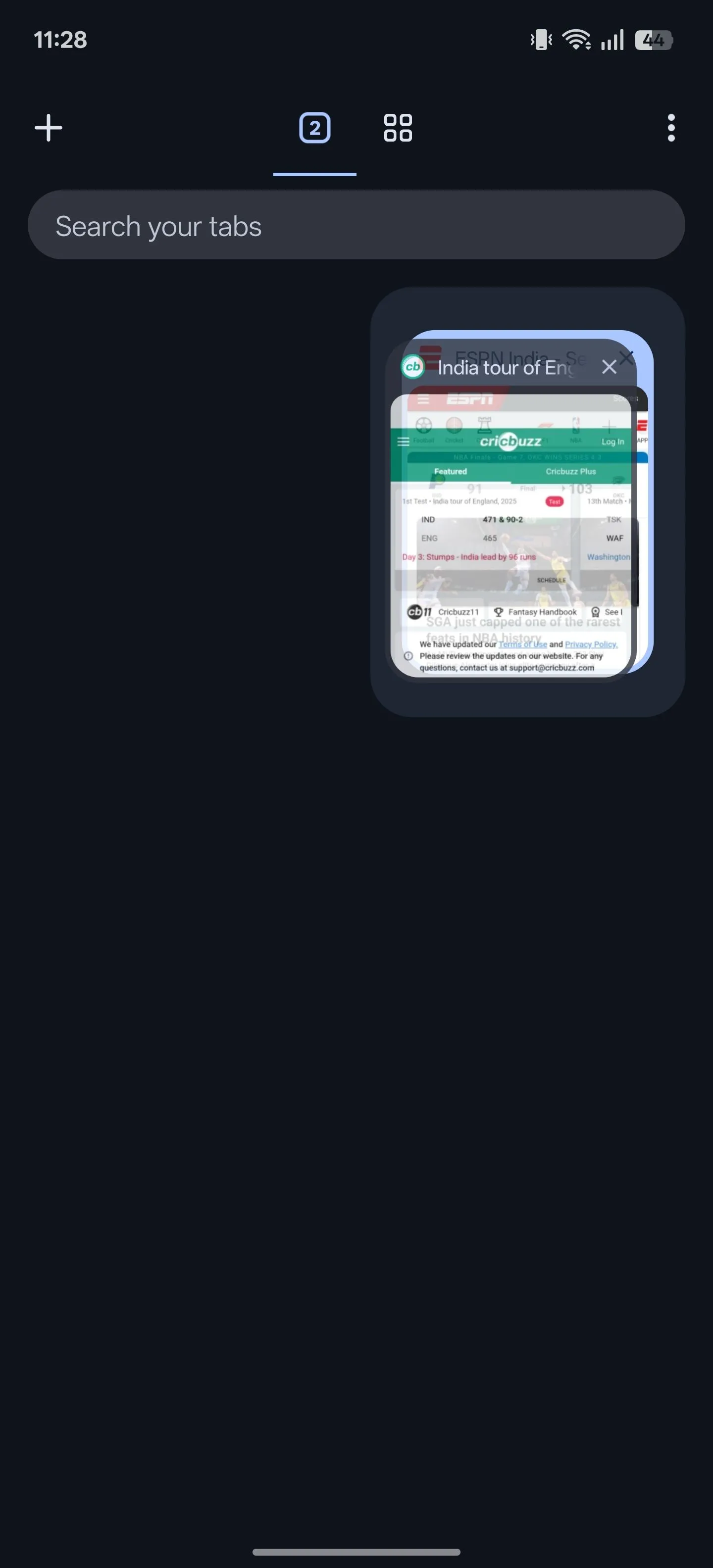 Kéo và thả một tab vào tab khác để tạo nhóm tab Chrome mới trên Android.