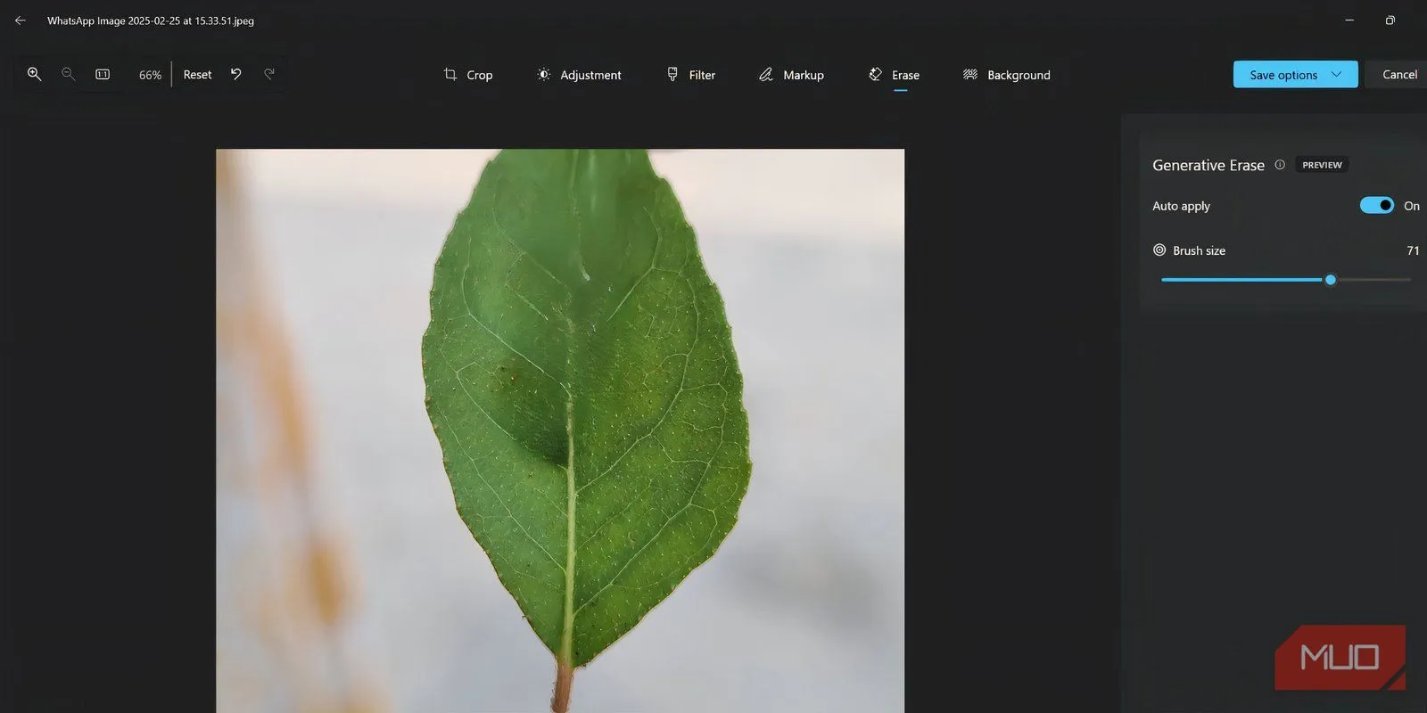 Kết quả thử nghiệm Generative Erase của Microsoft Photos khi xóa nhẫn trên ngón tay, cho thấy hiệu ứng sau khi chỉnh sửa bằng AI