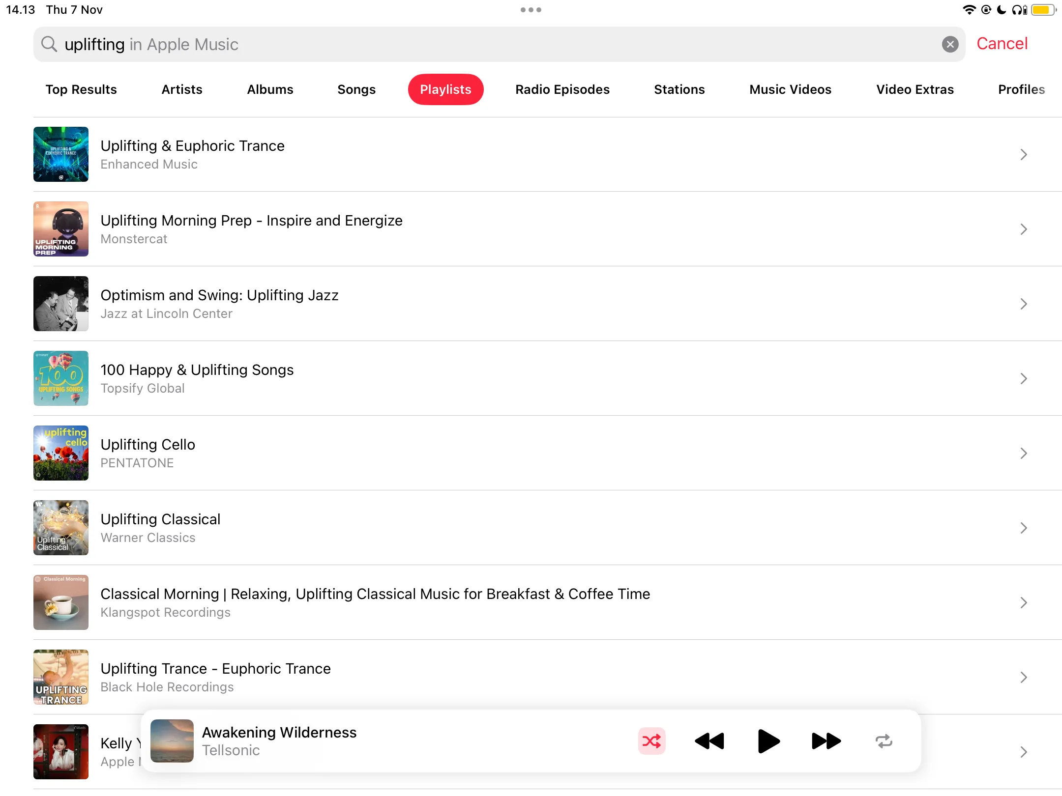 Kết quả tìm kiếm nhạc với từ khóa &quot;Uplifting&quot; và &quot;Positive&quot; trên Apple Music.