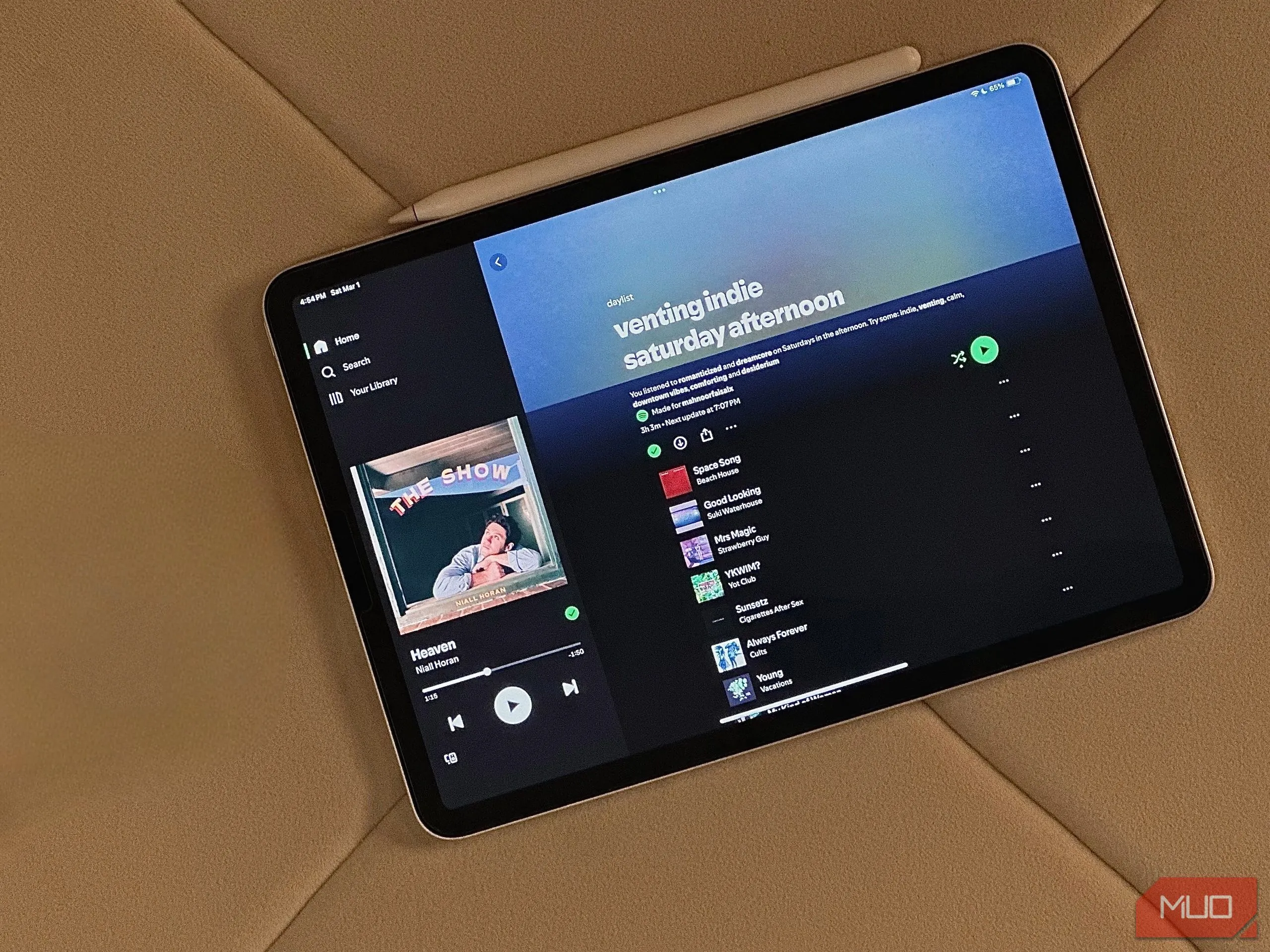 Kết quả xóa hộp AirPods bằng công cụ Remove Object của Adobe Express