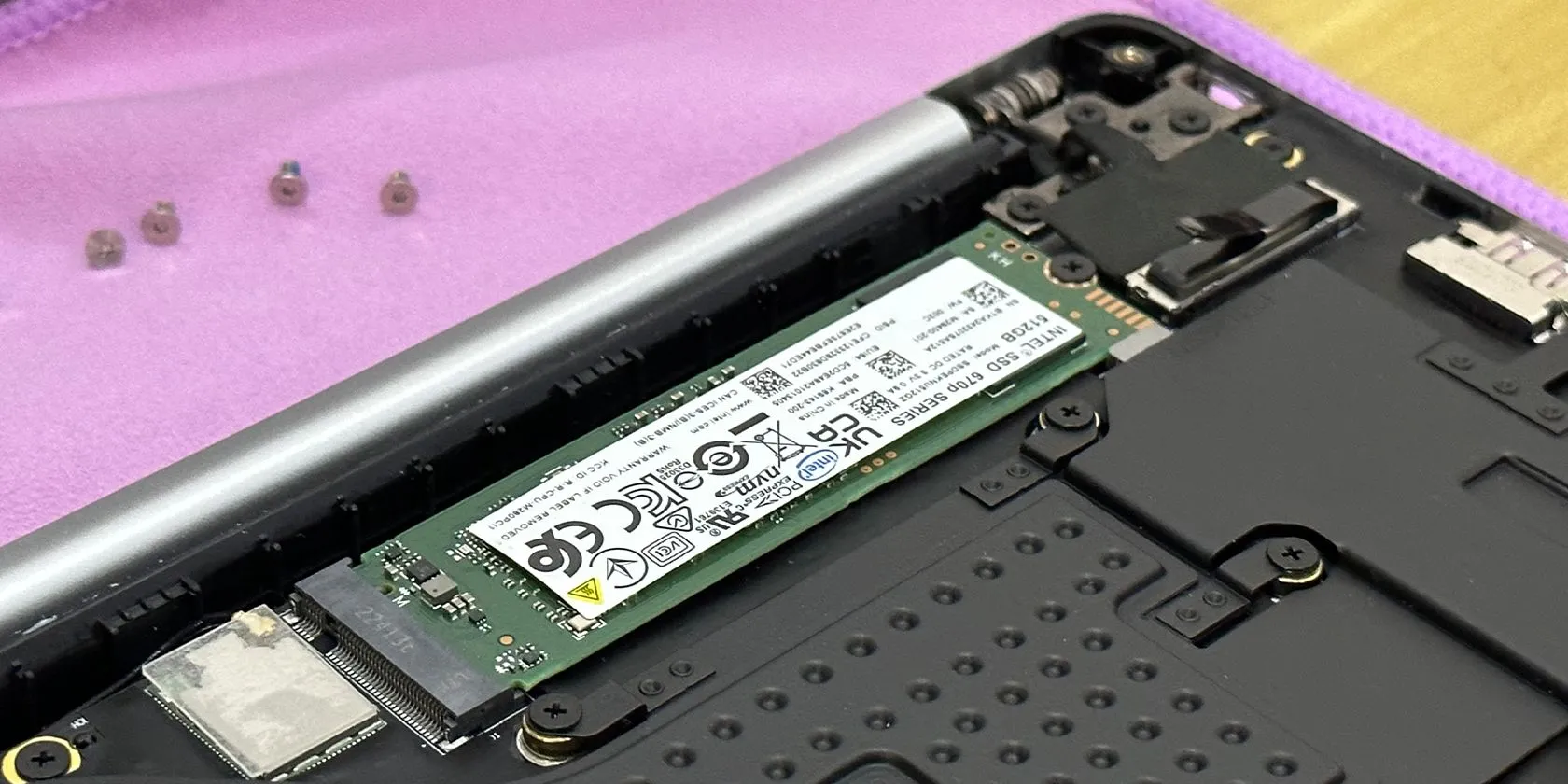 Khe cắm ổ cứng SSD NVMe trên bo mạch chủ laptop Tecno Megabook T1