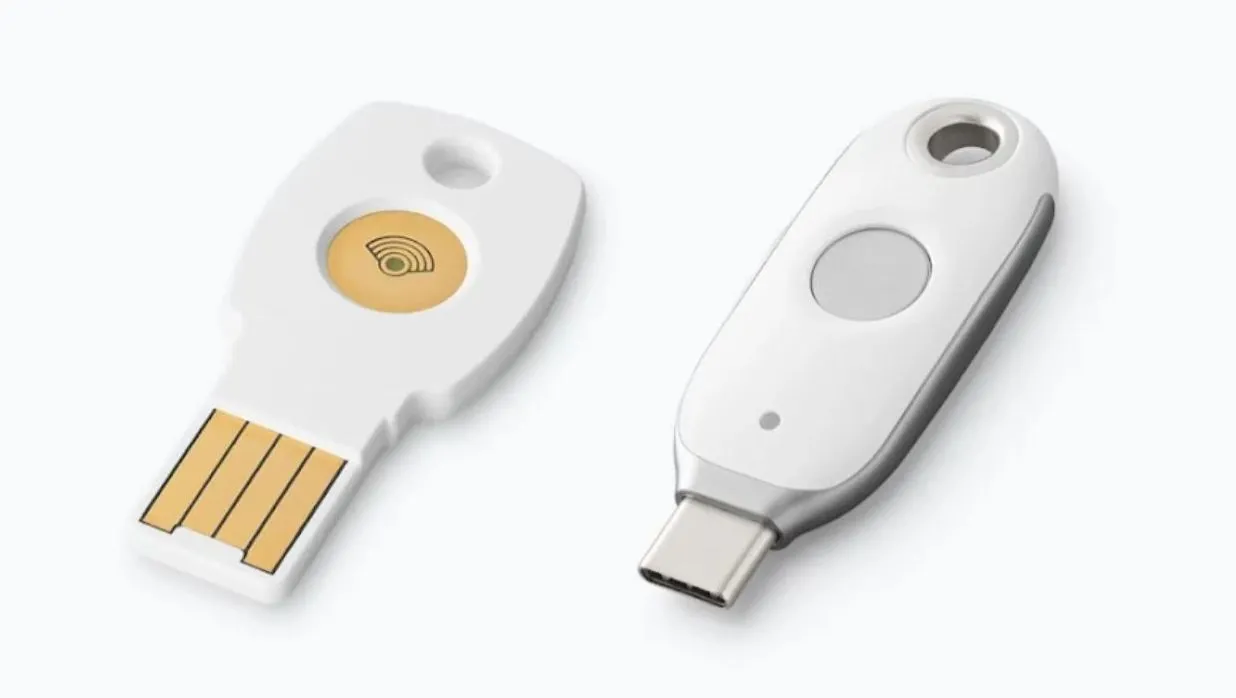 Khóa bảo mật Google Titan, một giải pháp xác thực mạnh mẽ.