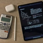 Không gian làm việc gọn gàng với iPad, máy tính, Apple Pencil và AirPods, minh họa sự tập trung trong môi trường số