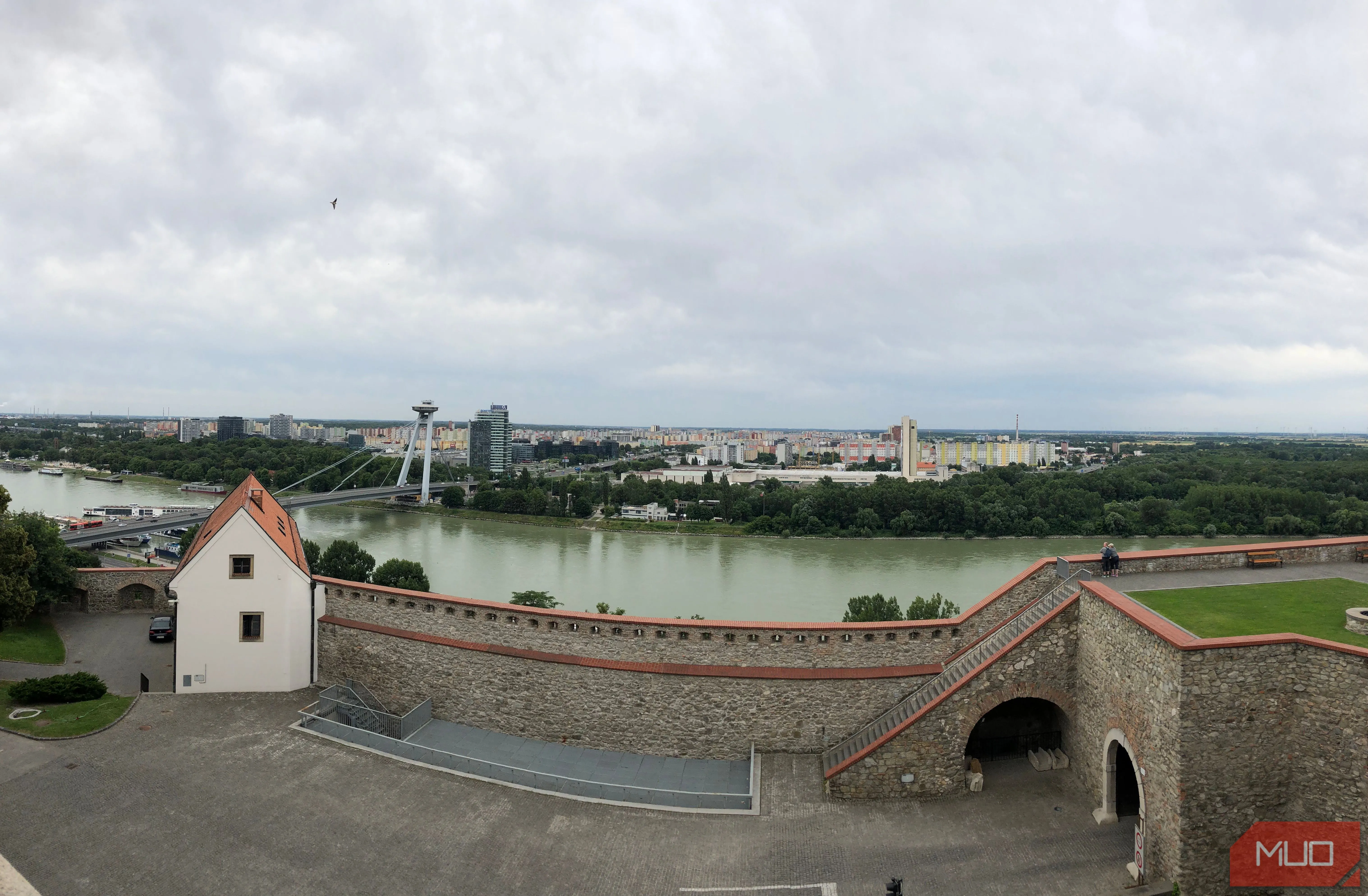 Khung cảnh panorama sông và thành phố nhìn từ lâu đài, tận dụng yếu tố xung quanh để tạo điểm nhấn độc đáo.