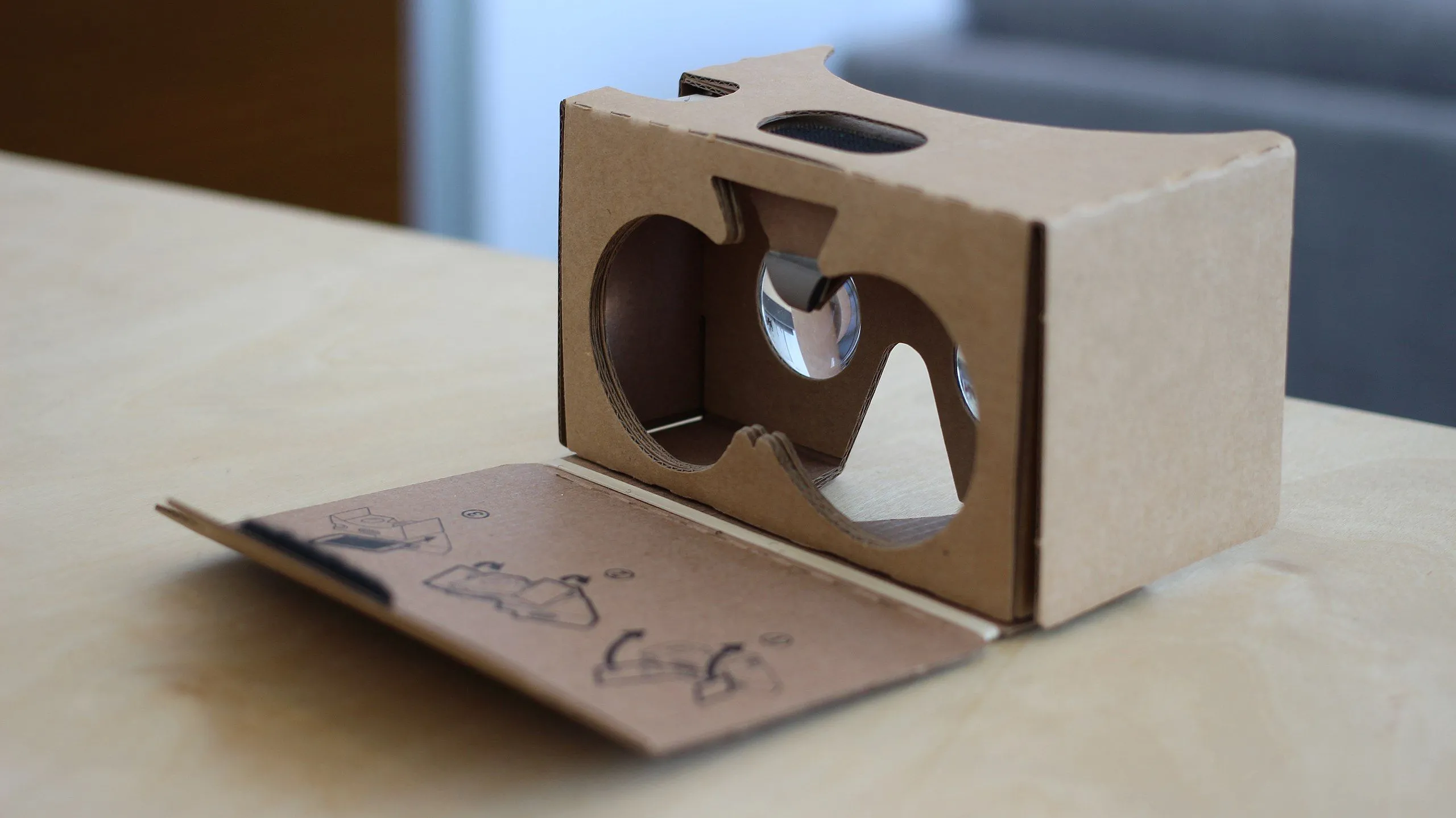 Kính Google Cardboard và điện thoại, minh họa cách biến iPhone thành kính VR