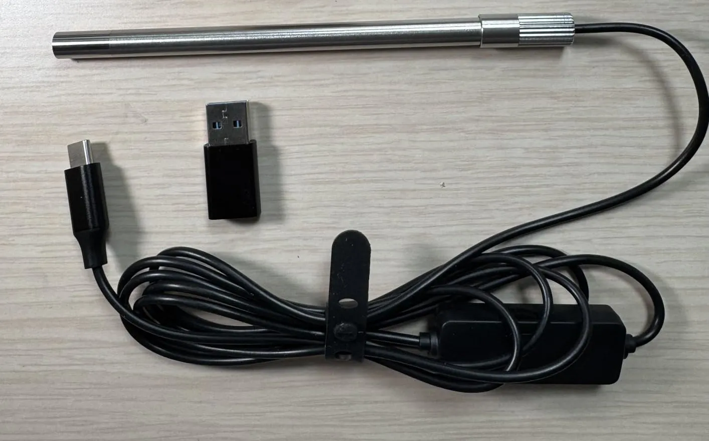 Kính hiển vi kỹ thuật số Teslong USB-C, cho phép xem chi tiết vật thể qua màn hình điện thoại.