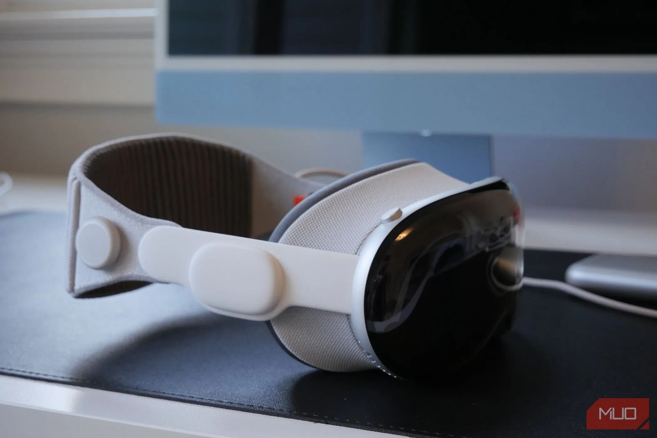 Kính thực tế hỗn hợp Apple Vision Pro đặt trên bàn làm việc, minh họa thiết bị visionOS và thách thức về khả năng ứng dụng thực tế