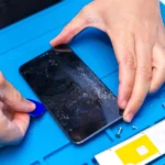 Kỹ thuật viên đang cẩn thận tháo mở smartphone để sửa chữa