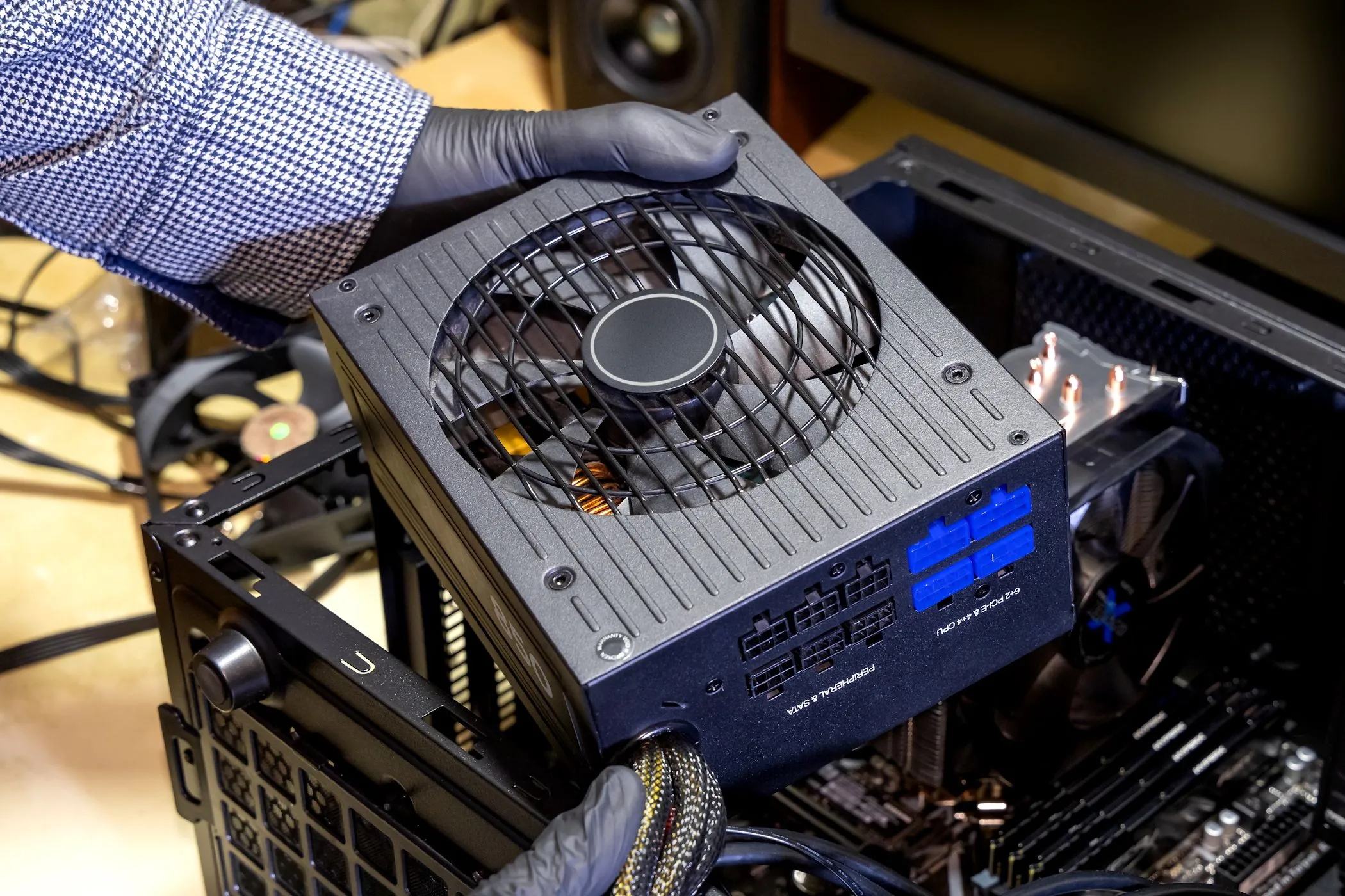 Lắp đặt bộ nguồn (PSU) vào vỏ máy tính để bàn