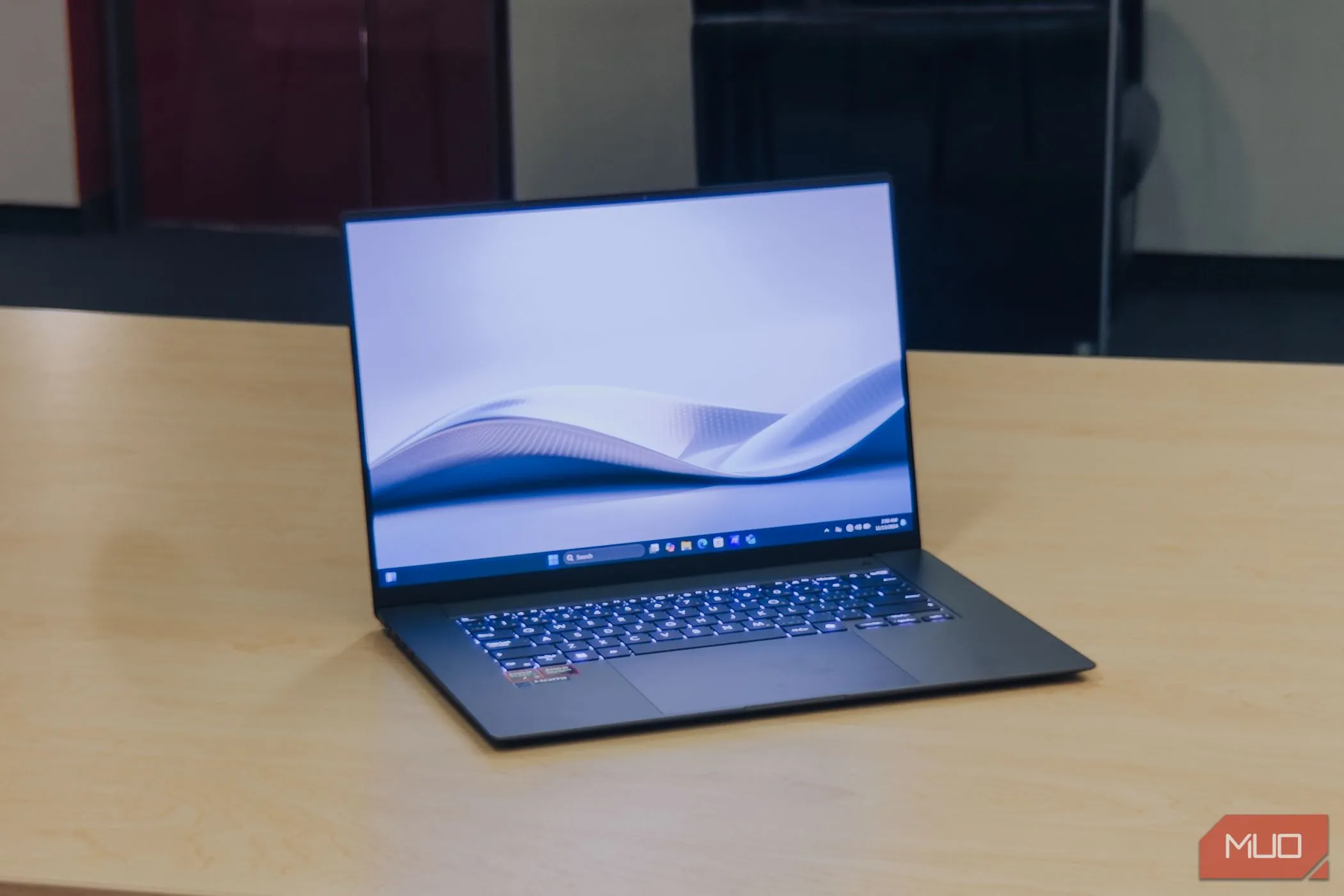 Laptop ASUS Zenbook S 16 OLED hoạt động mượt mà trên bàn gỗ, thể hiện hiệu năng mạnh mẽ với chip AMD Ryzen AI