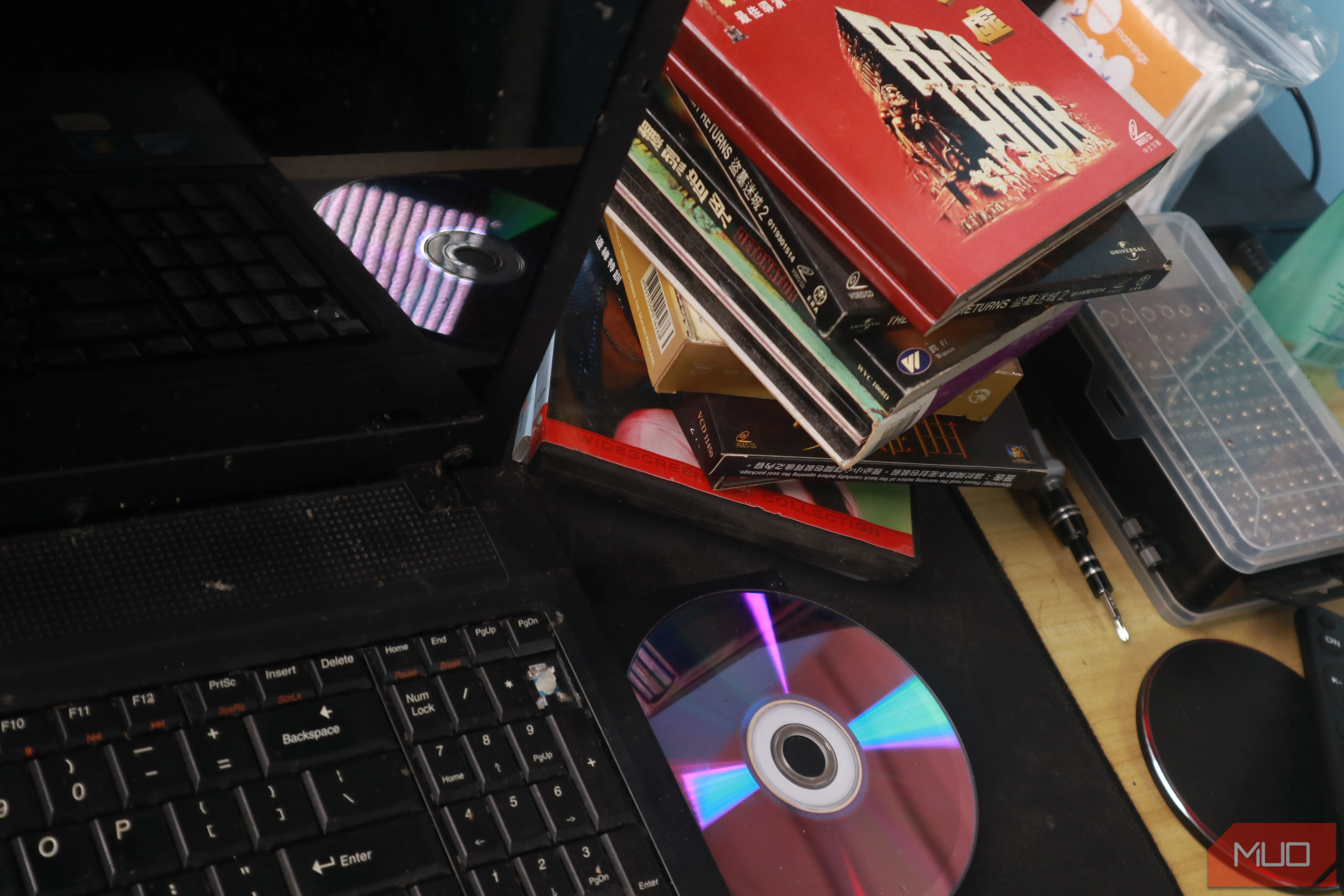 Laptop cũ đang được sử dụng để rip đĩa CD, chuyển đổi nhạc vật lý sang định dạng kỹ thuật số