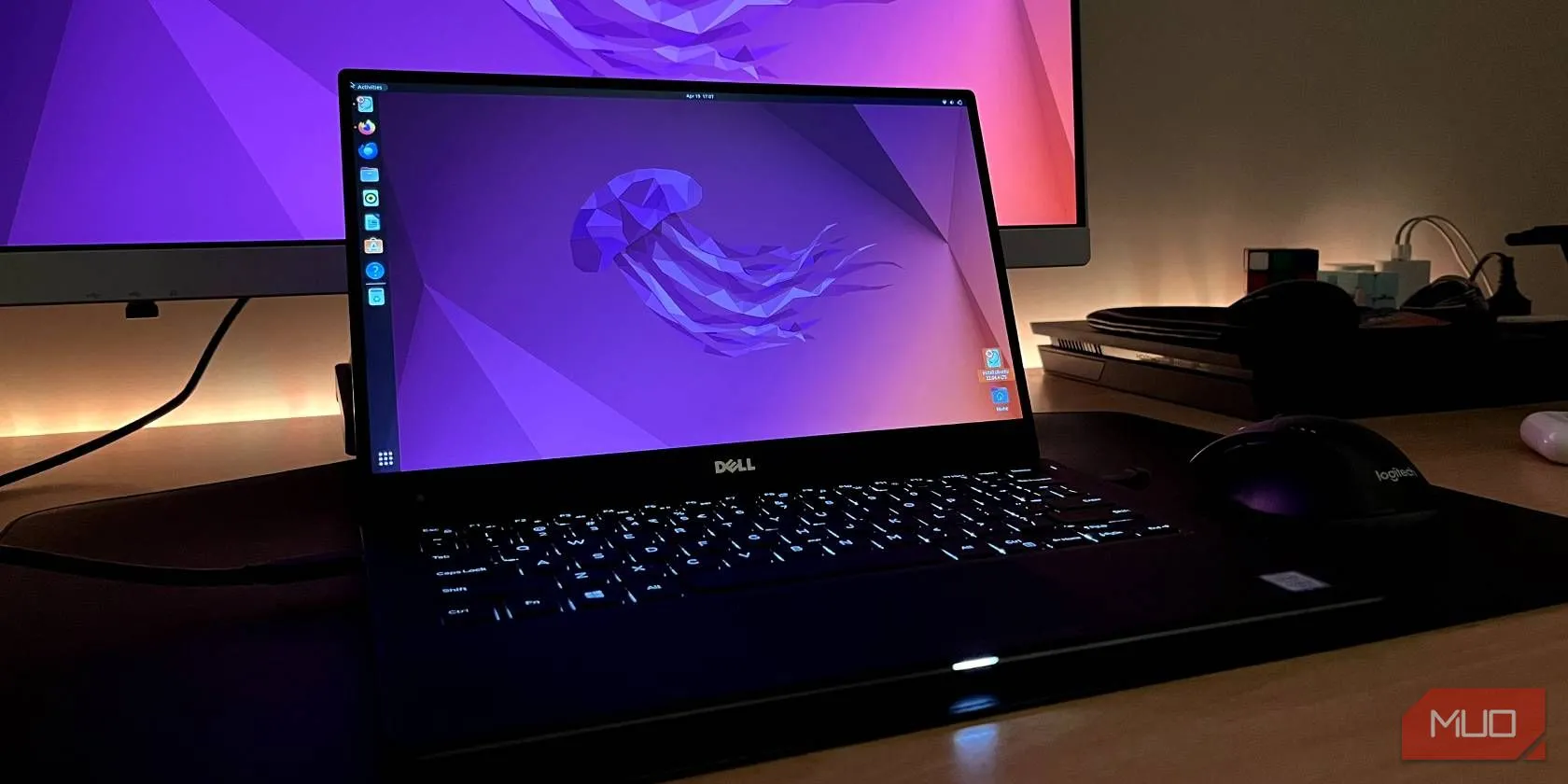 Laptop Dell XPS 13 đang chạy hệ điều hành Ubuntu Linux, tượng trưng cho khả năng tùy biến và hồi sinh máy tính cũ với Linux