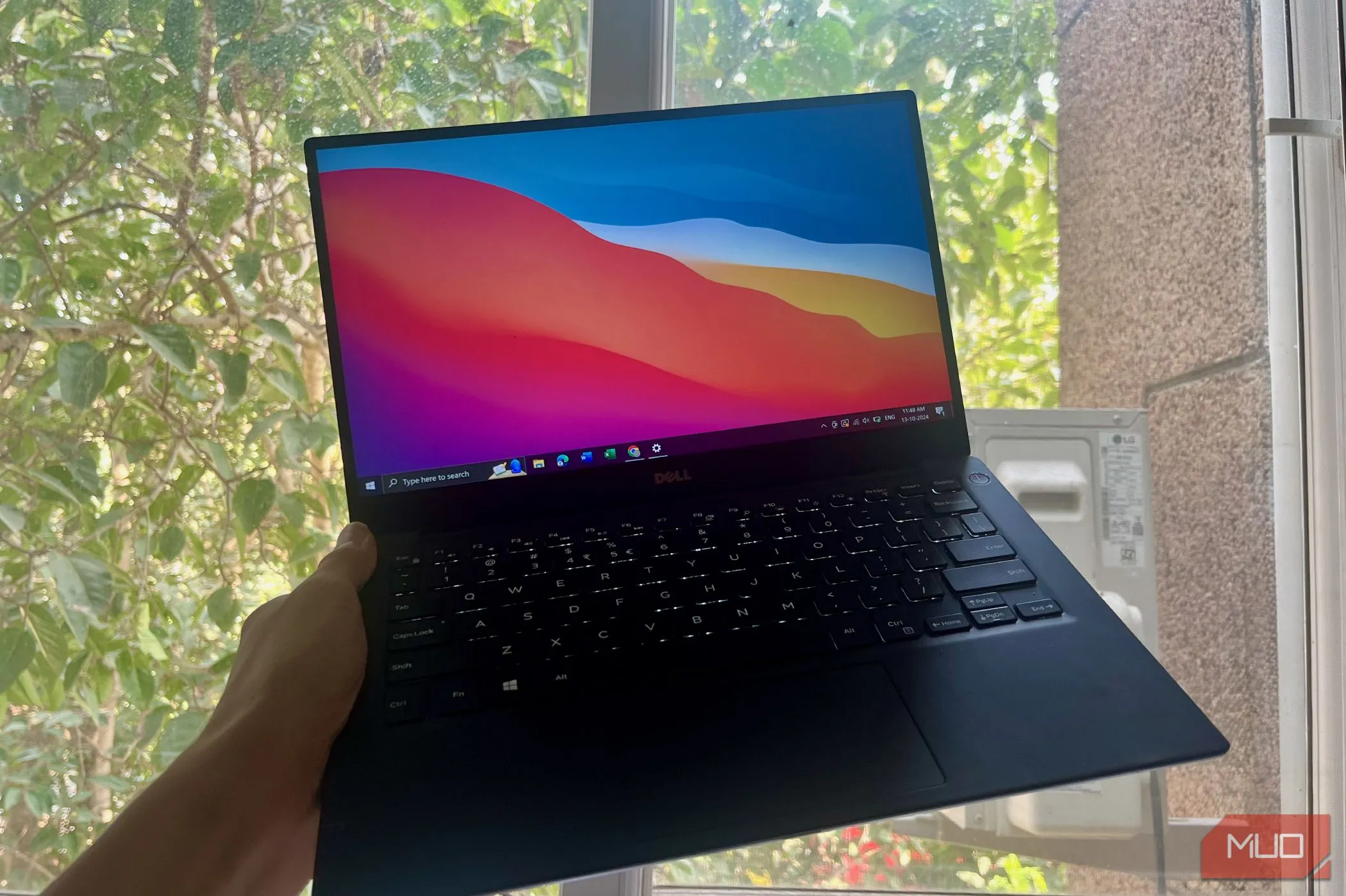 Laptop Dell XPS 13 đang chạy hệ điều hành Windows 10 với giao diện desktop