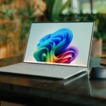 Laptop Dell XPS 13 với chip Snapdragon X Elite đặt trên bàn, biểu trưng cho sự kỳ vọng cao về hiệu năng.