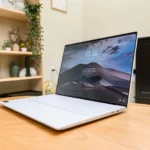 Laptop Dell XPS 14 9440 chạy Windows trên bàn, minh họa sự đa dạng phần cứng của hệ điều hành Windows