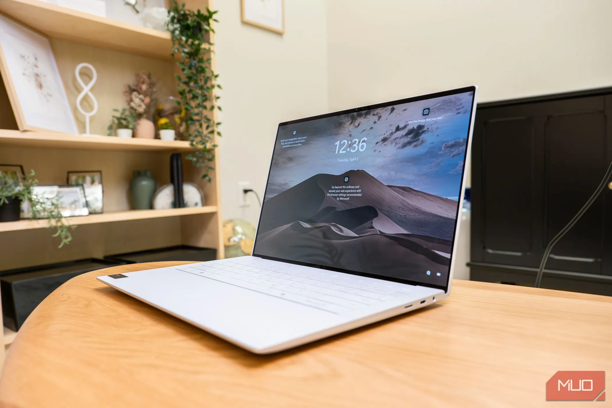 Laptop Dell XPS 14 9440 chạy Windows trên bàn, minh họa sự đa dạng phần cứng của hệ điều hành Windows