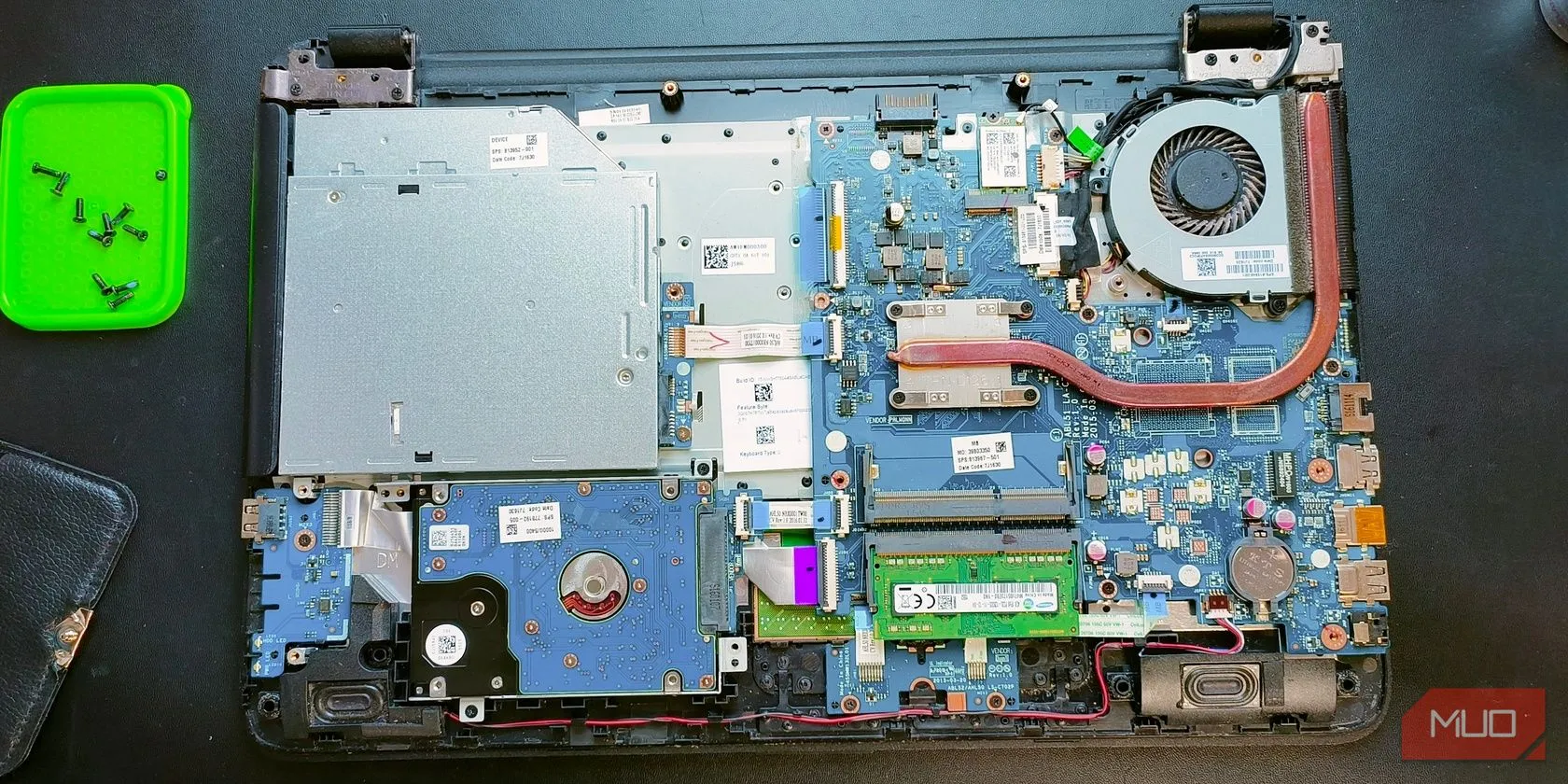 Laptop được mở từ mặt sau, hiển thị các linh kiện bên trong