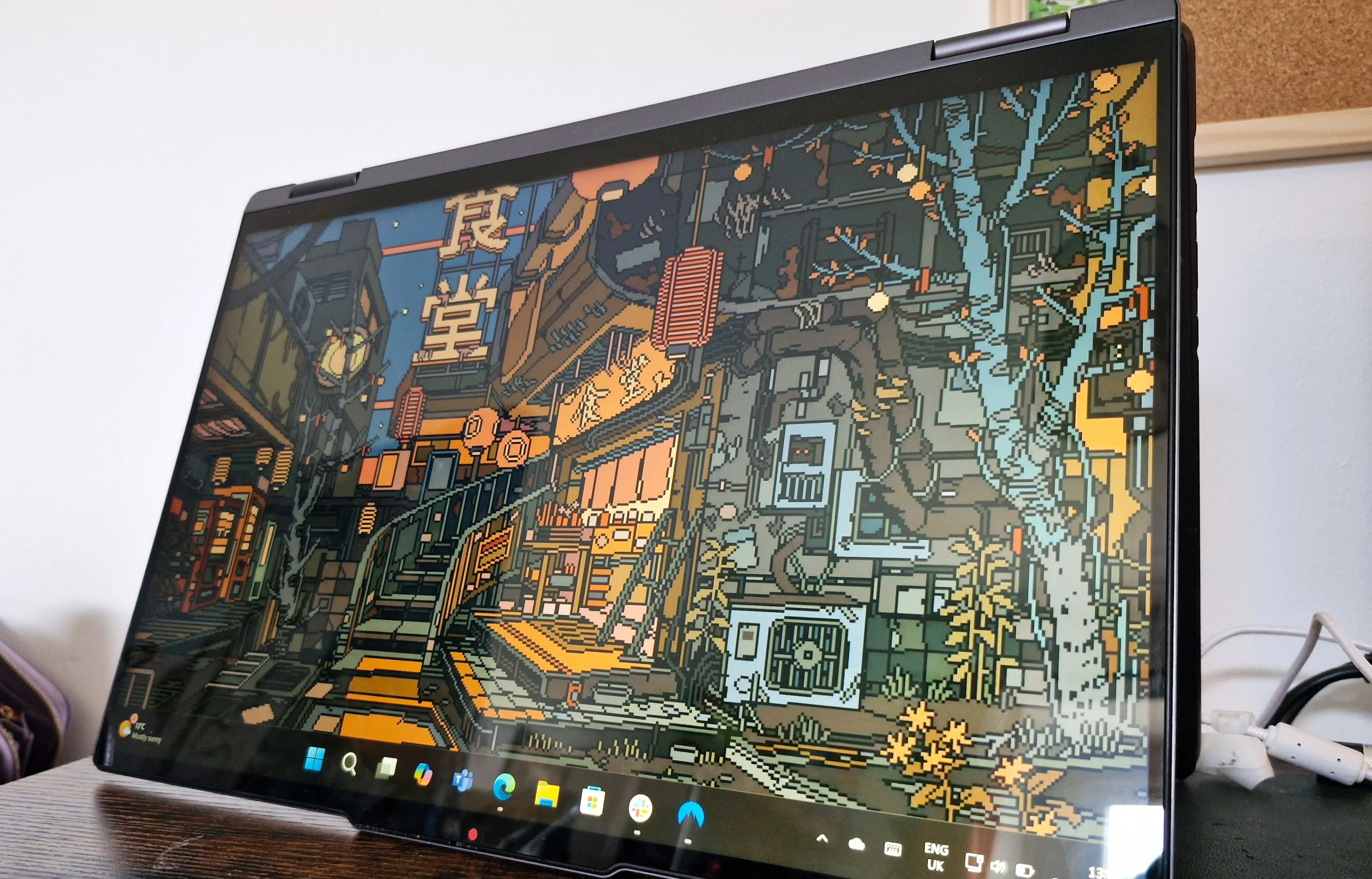 Laptop Lenovo Yoga 7 đang ở chế độ máy tính bảng, minh họa tính linh hoạt của thiết bị 2-in-1