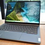 Laptop Lenovo Yoga Solar PC hiển thị mặt trước với tấm pin năng lượng mặt trời tại sự kiện MWC 2025