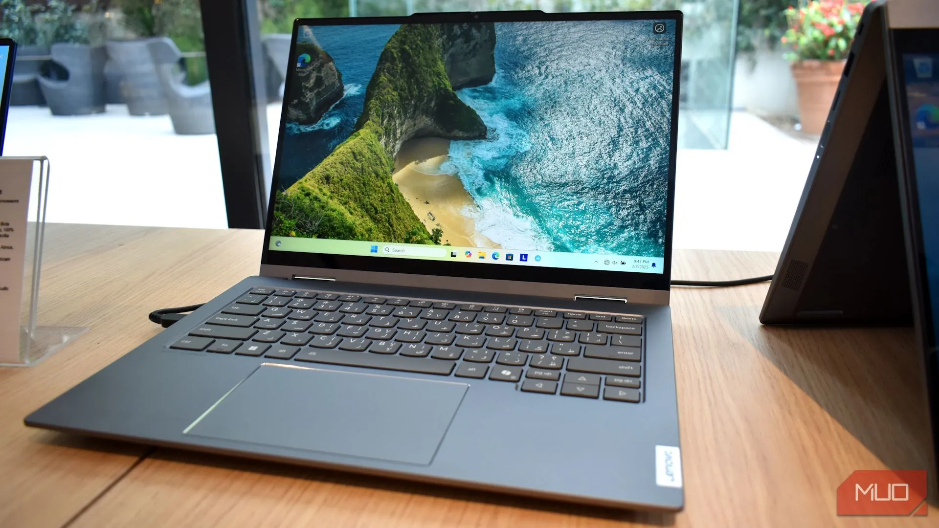 Laptop Lenovo Yoga Solar PC hiển thị mặt trước với tấm pin năng lượng mặt trời tại sự kiện MWC 2025
