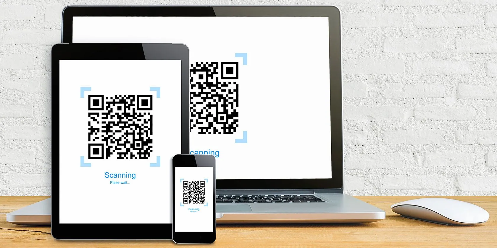 Laptop, máy tính bảng và điện thoại hiển thị mã QR xác thực tài khoản Gmail an toàn