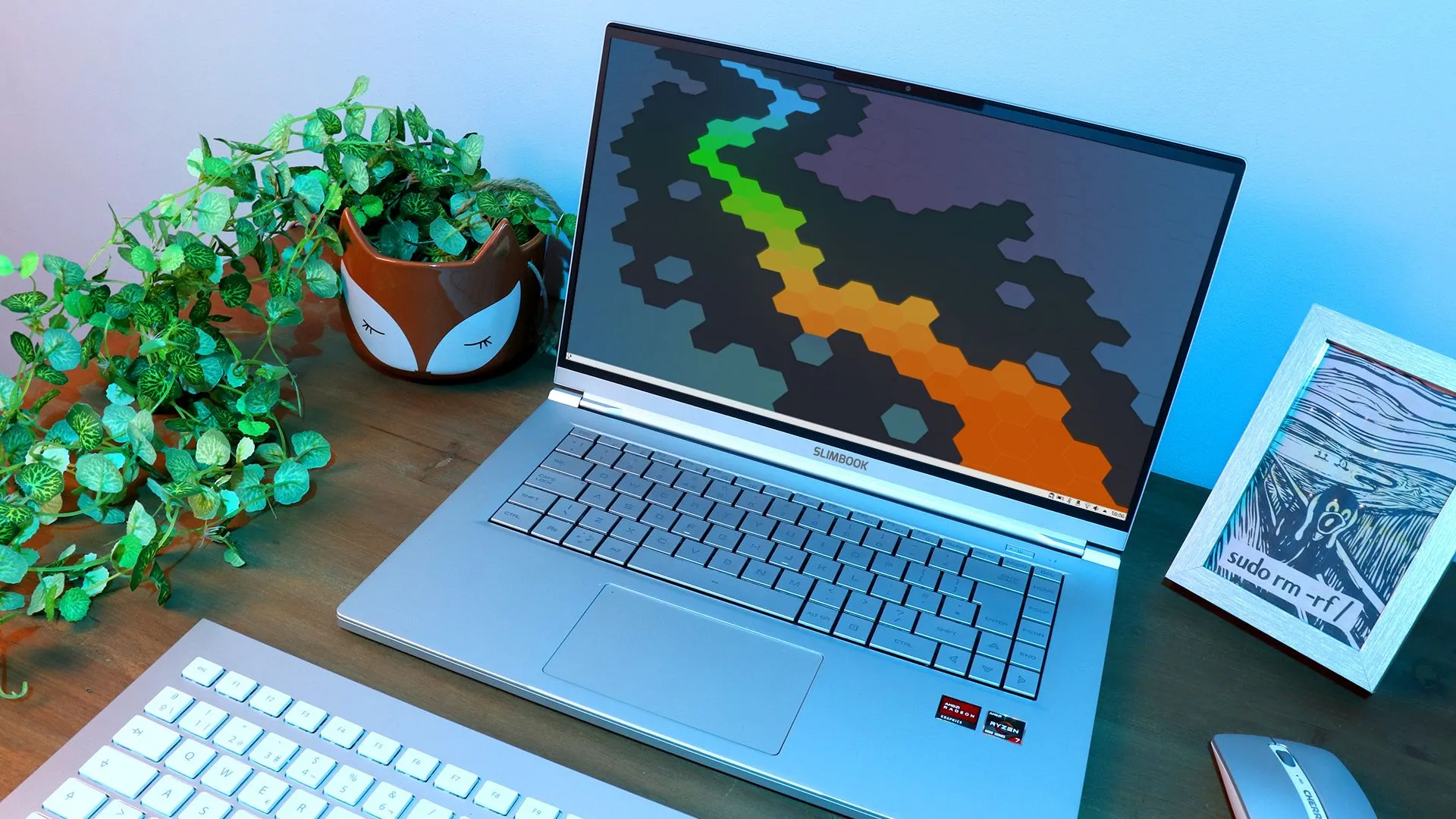 Laptop Slimbook KDE mỏng nhẹ với thiết kế tối giản, biểu thị thách thức tản nhiệt