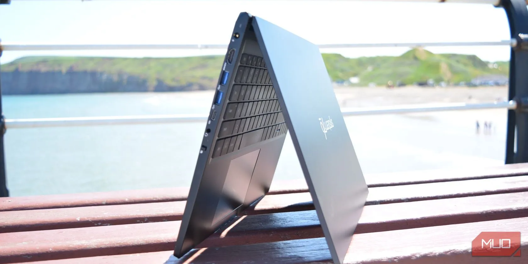 laptop System76 Pangolin đang chạy hệ điều hành Linux, biểu tượng cho các lựa chọn máy tính bảo mật và mã nguồn mở.