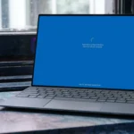 Laptop Windows 11 hiển thị màn hình đang cài đặt cập nhật hệ thống, cảnh báo nguy cơ lỗi File Explorer sau KB5051987
