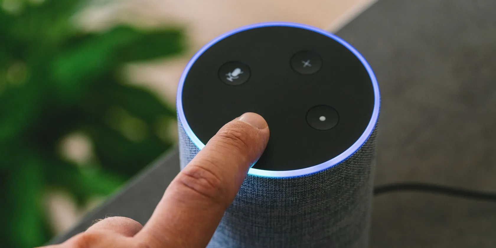 Loa thông minh Amazon Echo màu đen đặt gần một người, minh họa thiết bị trợ lý giọng nói phổ biến trong không gian sống.