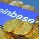 Logo Coinbase biểu tượng đồng xu Bitcoin bay xung quanh, minh họa sự tăng trưởng của tiền điện tử trên sàn giao dịch.