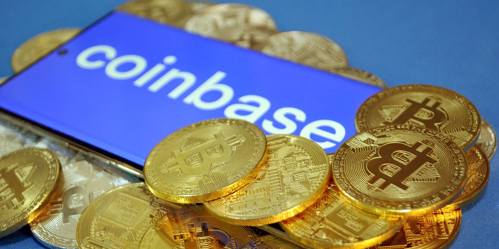 Logo Coinbase biểu tượng đồng xu Bitcoin bay xung quanh, minh họa sự tăng trưởng của tiền điện tử trên sàn giao dịch.