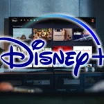 Logo Disney Plus và gia đình đang xem phim trên nền tảng