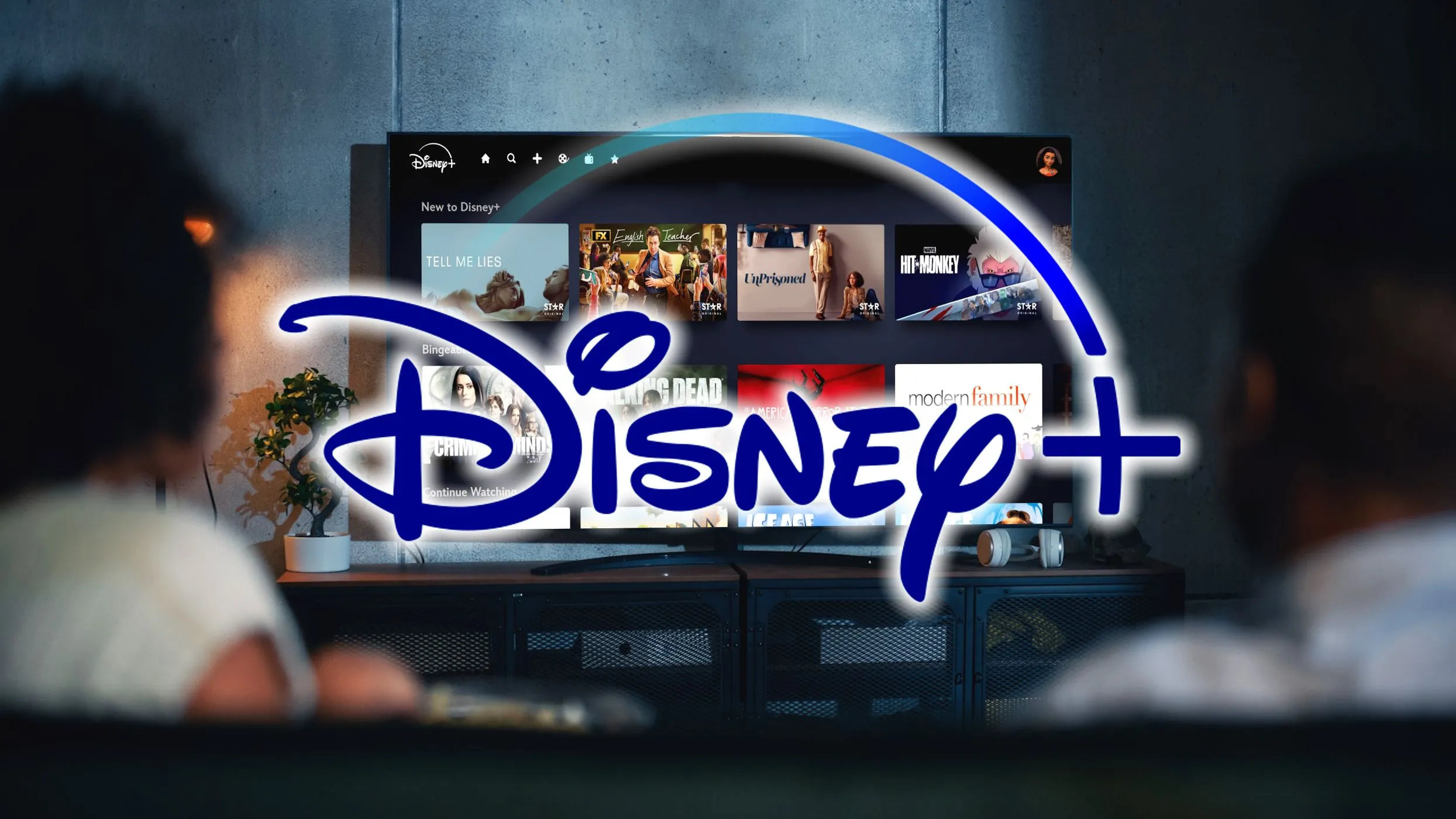 Logo Disney Plus và gia đình đang xem phim trên nền tảng