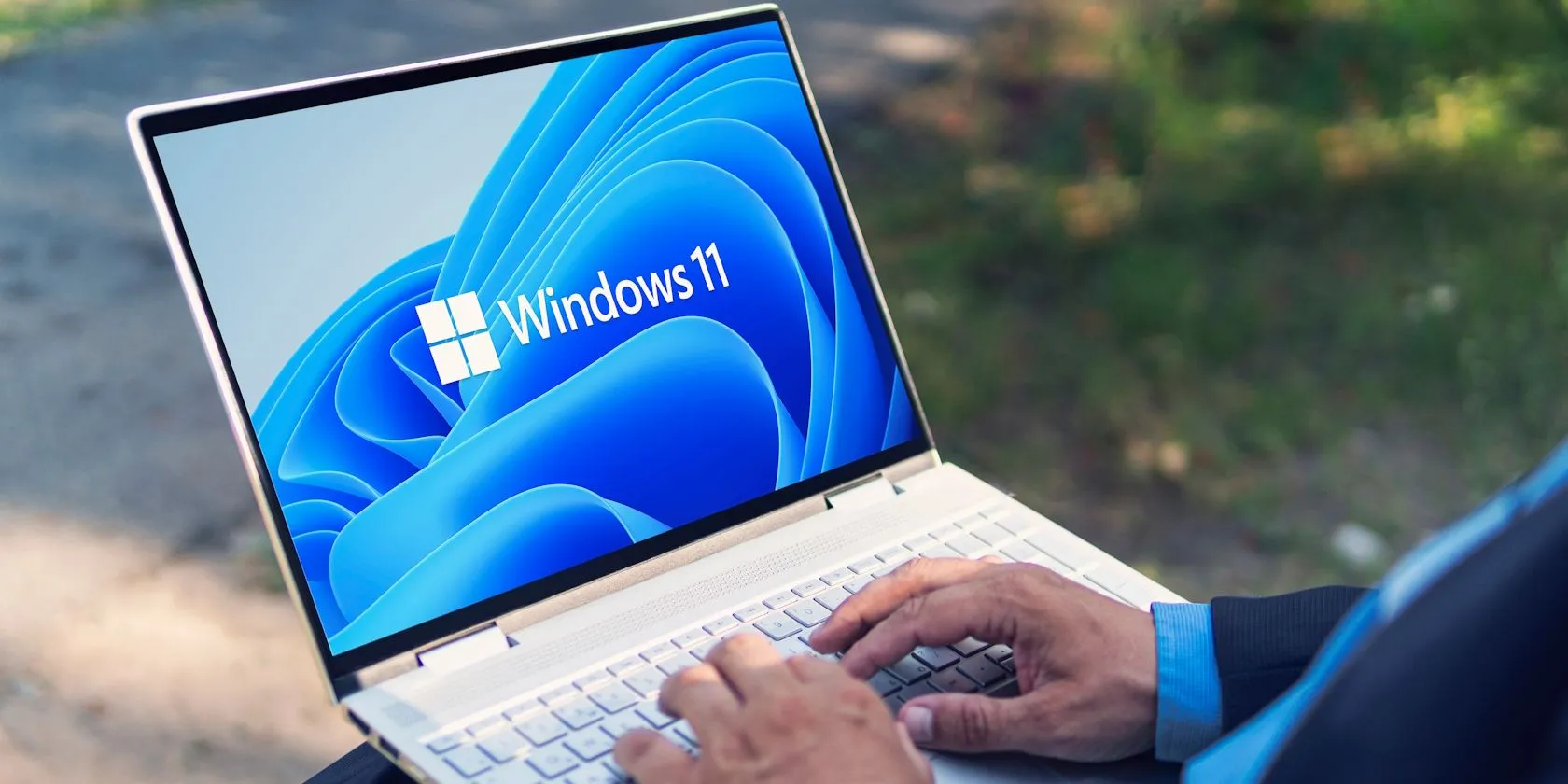 Logo hệ điều hành Windows 11 hiển thị rõ nét trên màn hình laptop