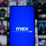 logo Max trên điện thoại di động và TV, tượng trưng cho trải nghiệm xem phim và thể thao trực tuyến trên nền tảng Max.