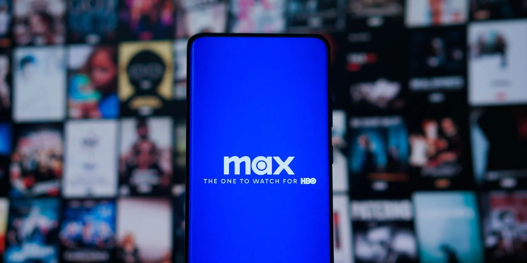 logo Max trên điện thoại di động và TV, tượng trưng cho trải nghiệm xem phim và thể thao trực tuyến trên nền tảng Max.