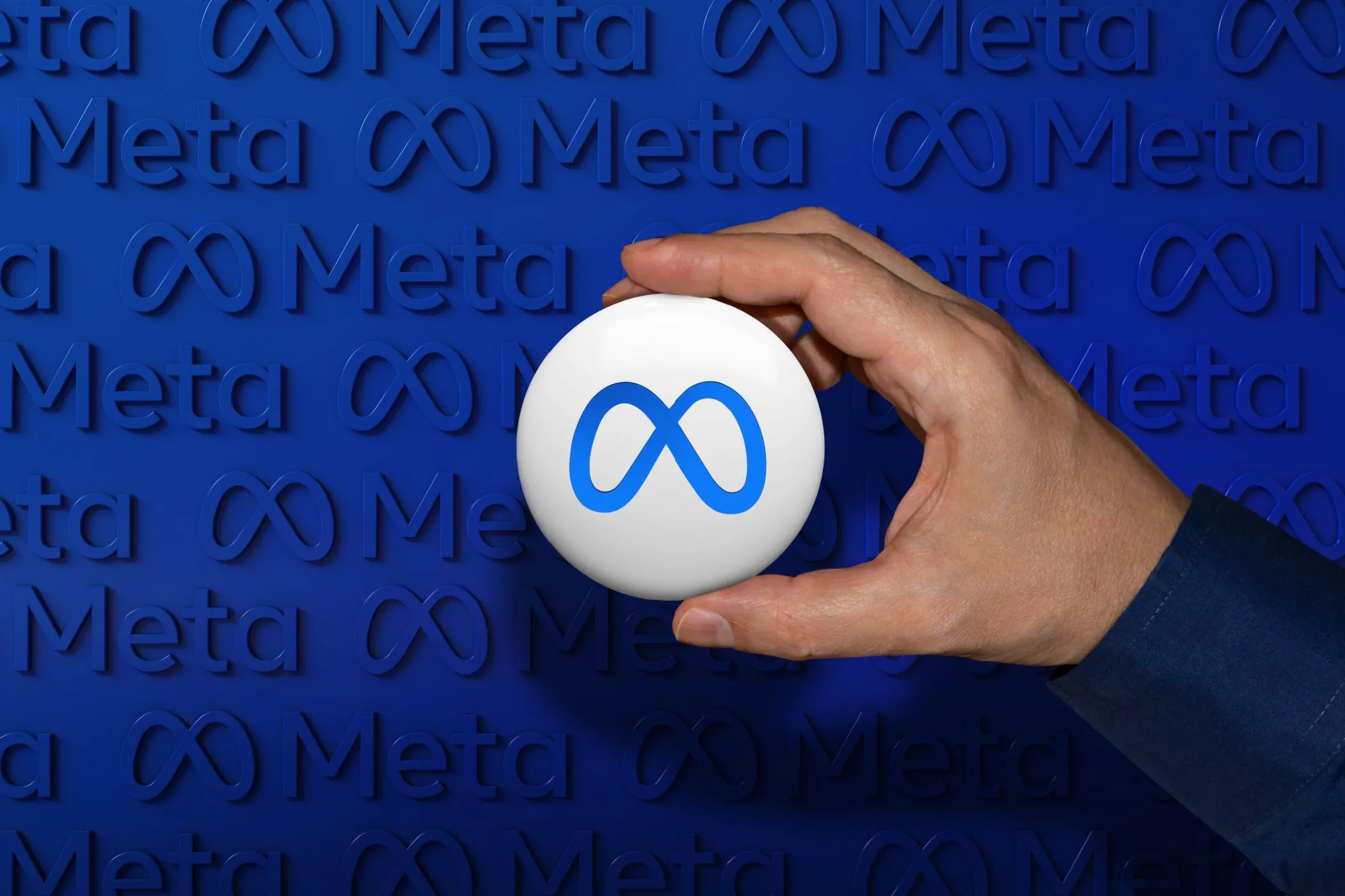 Logo Meta trên nền tối, đại diện cho tập đoàn sở hữu các ứng dụng thu thập dữ liệu cá nhân hàng đầu (Facebook, Instagram, Messenger)