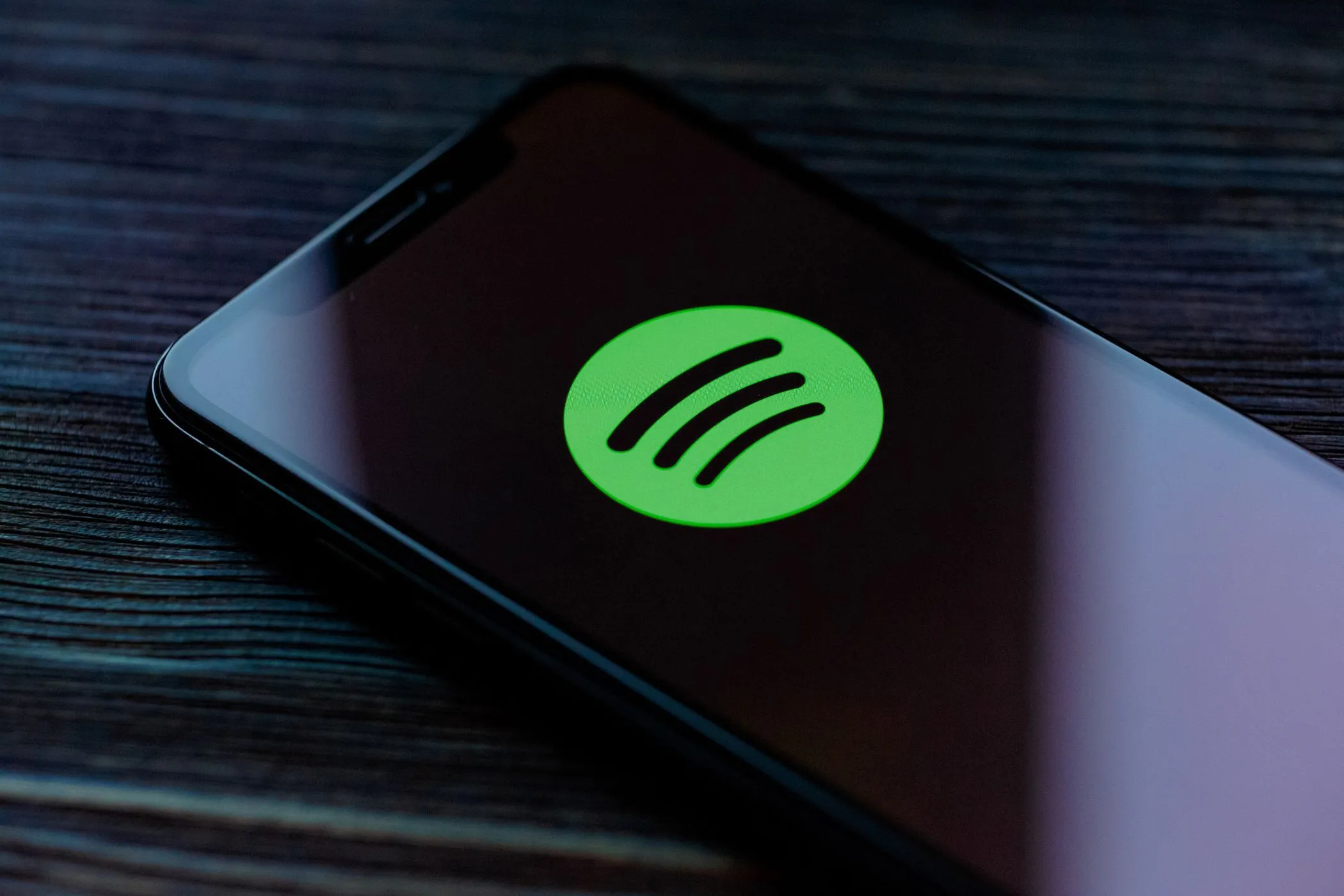Logo Spotify trên màn hình smartphone, minh họa việc theo dõi thói quen nghe nhạc và dữ liệu cảm biến