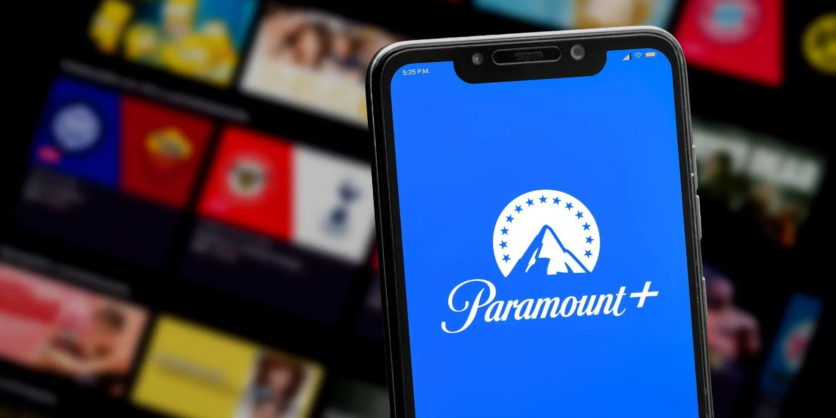 Logo ứng dụng Paramount+ trên màn hình điện thoại thông minh, minh họa cho khả năng người dùng cần đăng ký trực tiếp dịch vụ Paramount khi nội dung này rời YouTube TV.