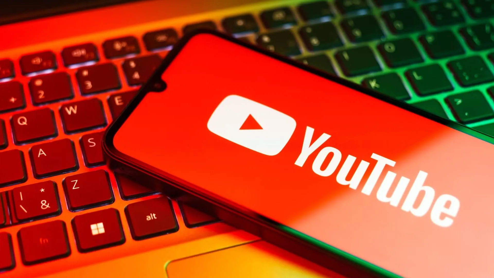 Logo YouTube trên màn hình điện thoại, minh họa việc thu thập lịch sử tìm kiếm và thông tin vị trí