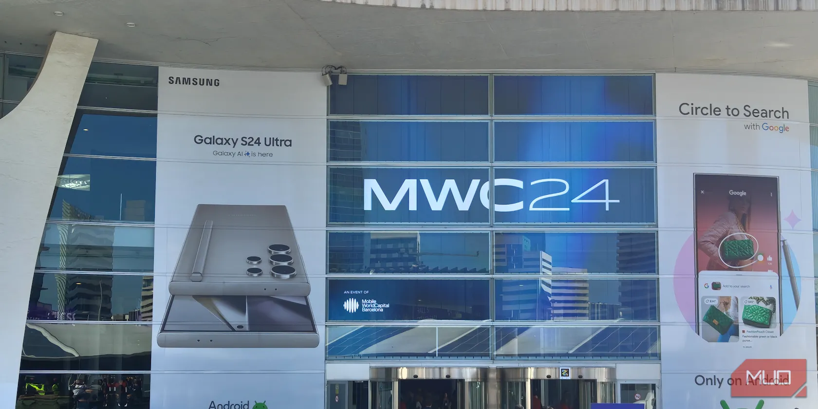 Lối vào triển lãm MWC 2024 tại Barcelona với biển hiệu lớn