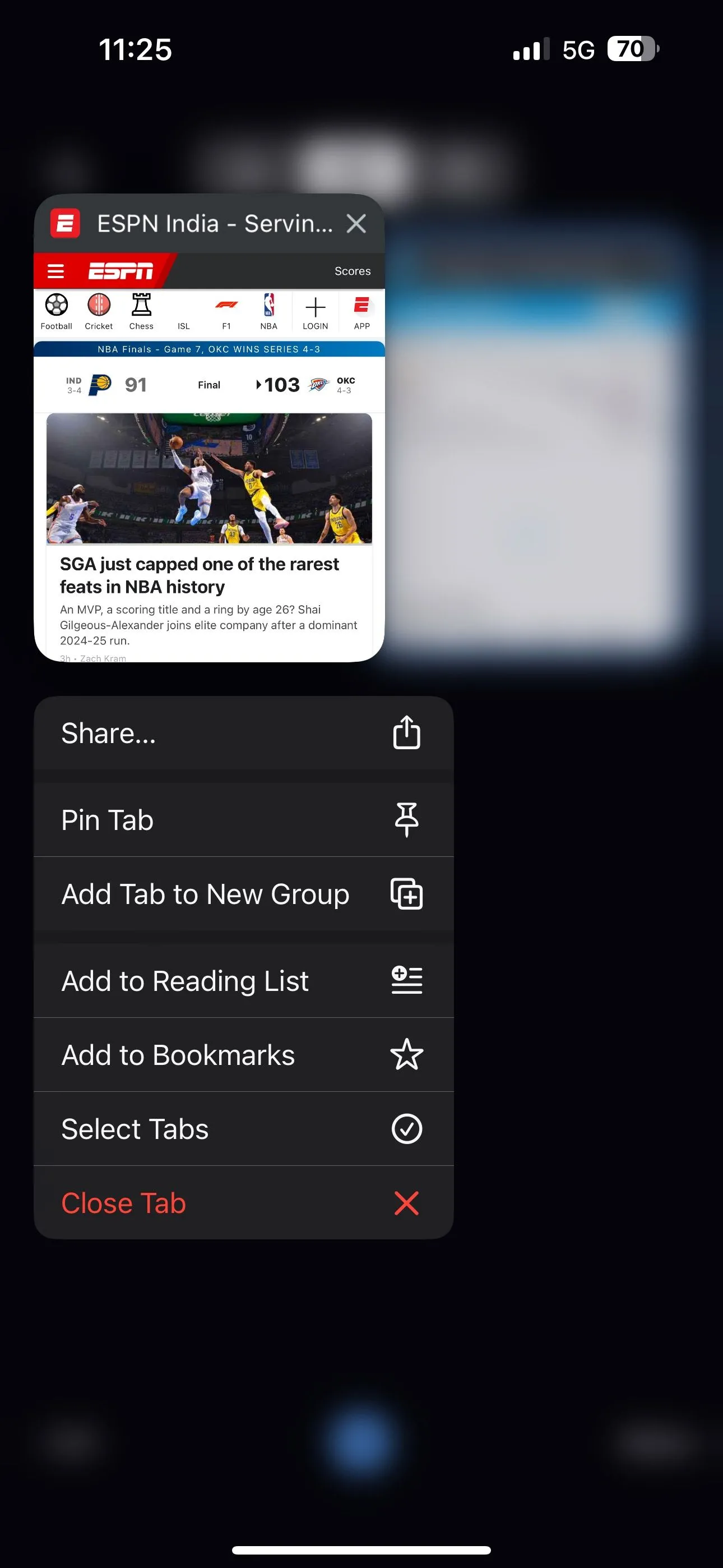 Lựa chọn 'Add Tab to Group' để tạo nhóm tab mới trên iPhone.