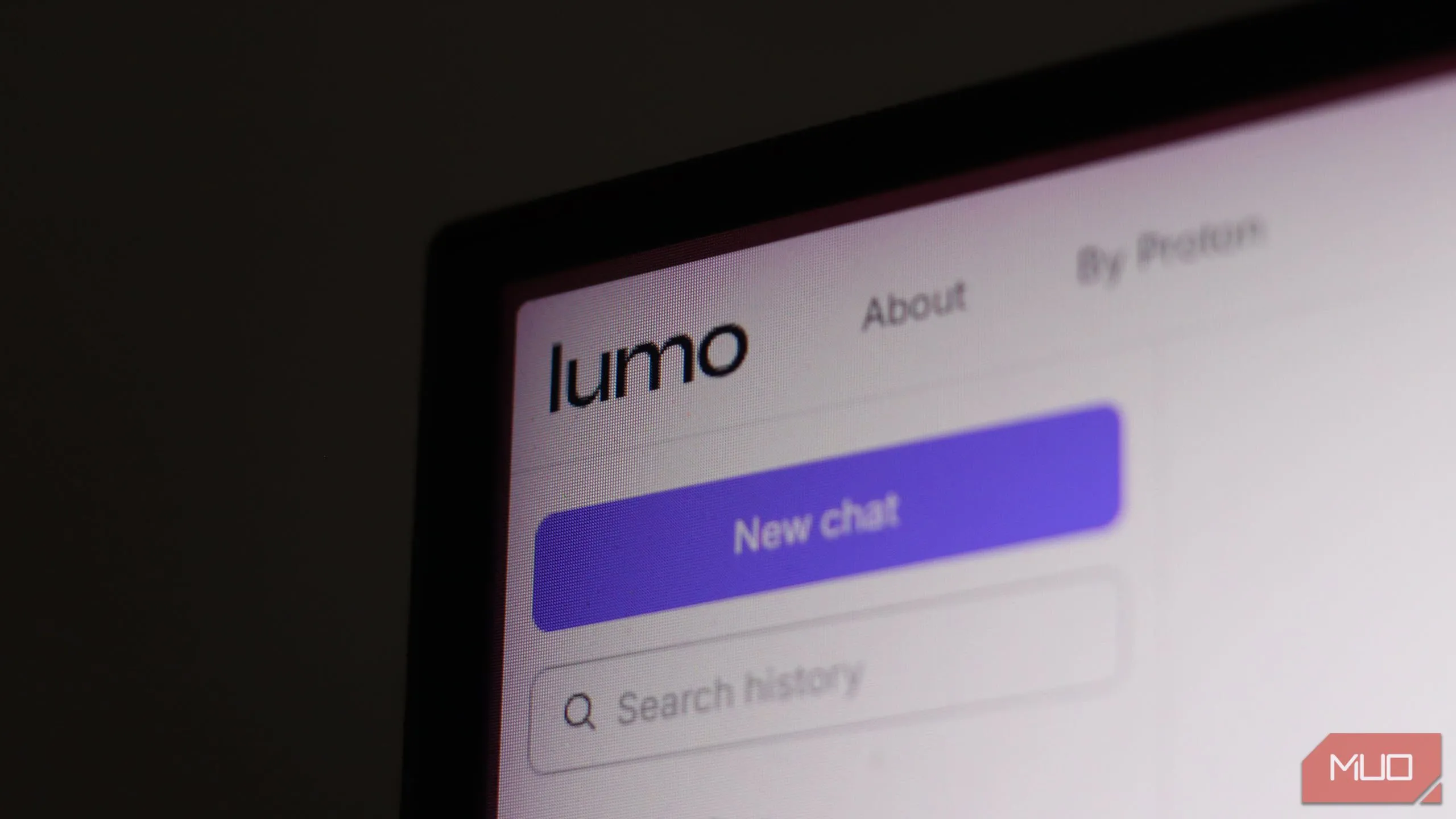 Lumo AI chatbot hiển thị trên màn hình Windows, nhấn mạnh tính năng và giao diện thân thiện với người dùng.