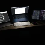 MacBook Air với nhiều màn hình trong thiết lập di động để bàn