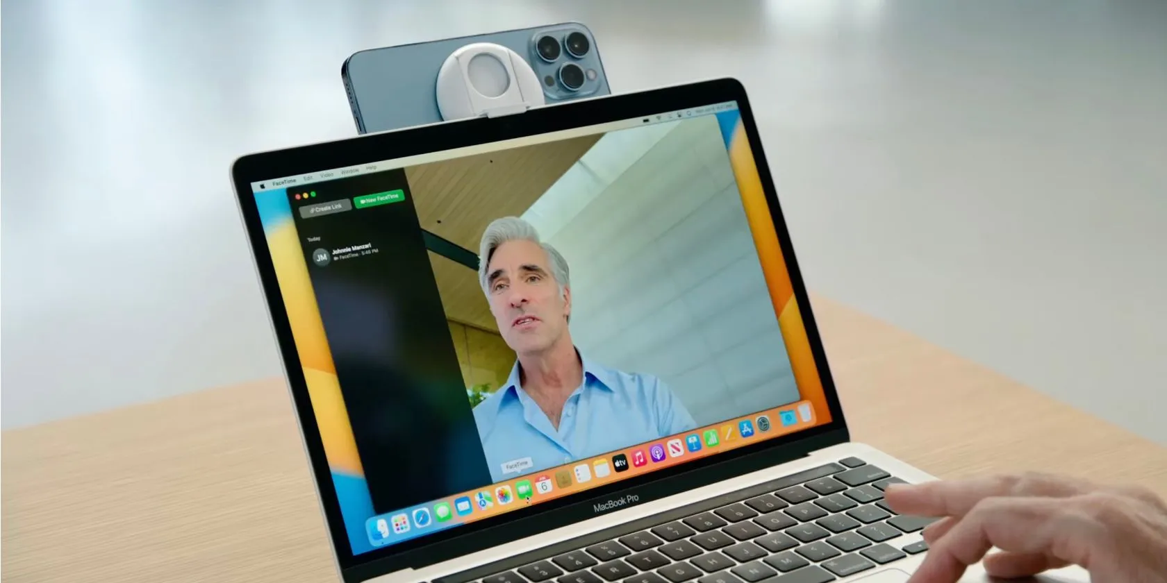 MacBook đang sử dụng iPhone làm webcam thông qua tính năng Continuity Camera, thể hiện sự tích hợp liền mạch của hệ sinh thái Apple