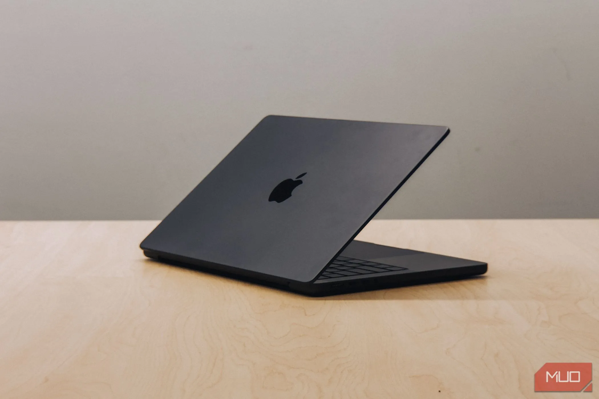 MacBook Pro M4 trên bàn gỗ, tượng trưng cho thế hệ chip Apple Silicon mới